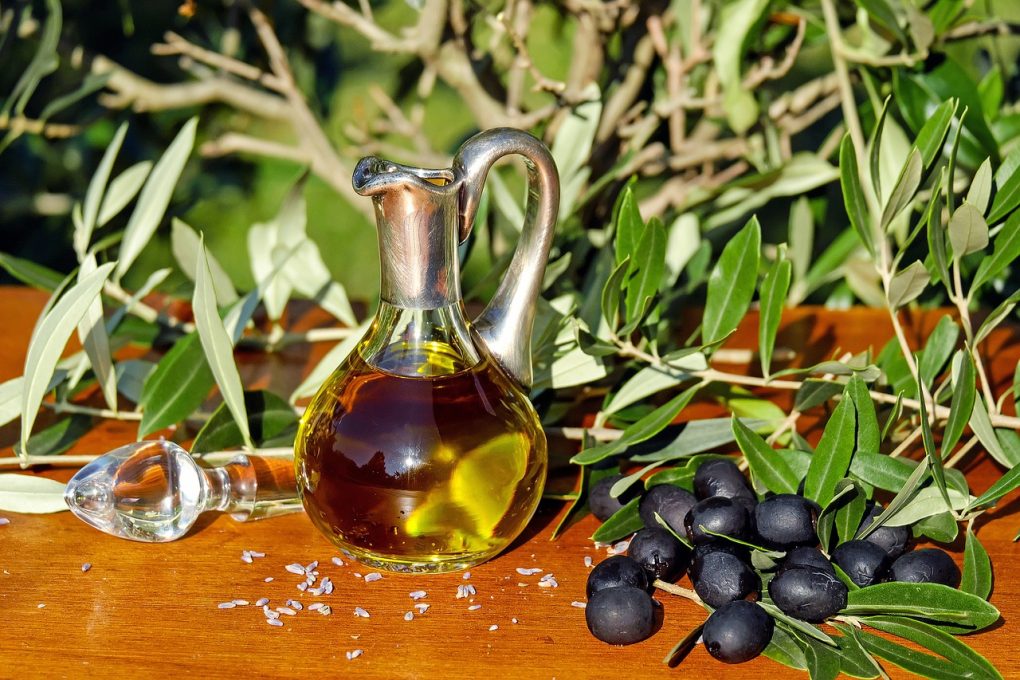 olive oil, oil, olives-1596639.jpg