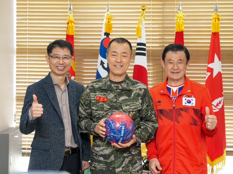 (주)스타리치어드바이져 김광열회장 베트남참전부대 해병대제2사단 위문금전달