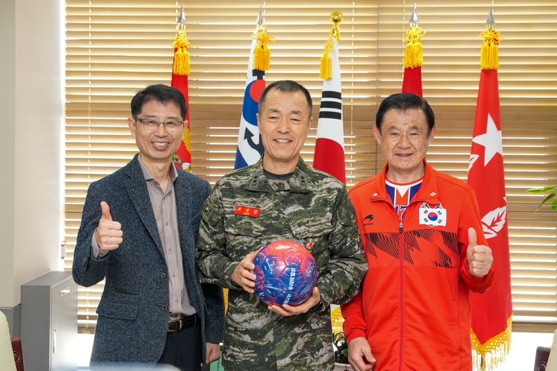 (주)스타리치어드바이져 김광열회장 베트남참전부대 해병대제2사단 위문금전달