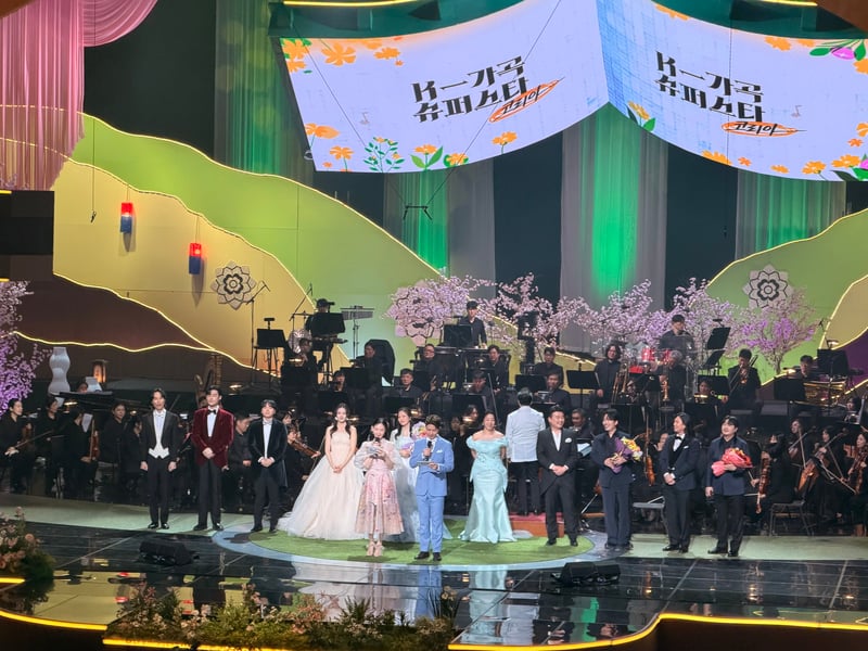 [손영미 칼럼] K-가곡 슈퍼스타, 전통과 세계 사이의 무대