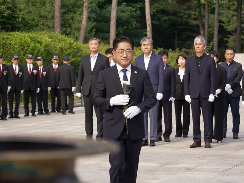 이기형 김포시장, 1일 현충탑 참배로 공식 업무 시작