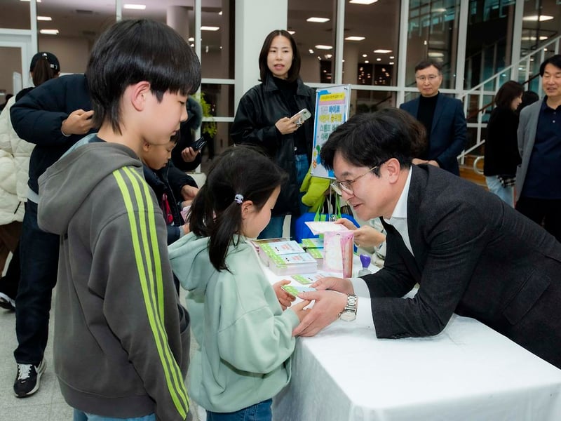 김병수 김포시장, 김포만화도서관·모담도서관 현장행정… ‘책의 도시 김포’로