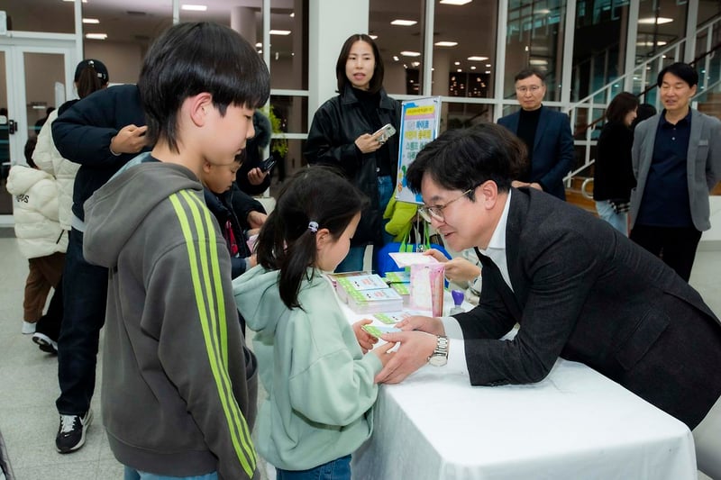 김병수 김포시장, 김포만화도서관·모담도서관 현장행정… ‘책의 도시 김포’로