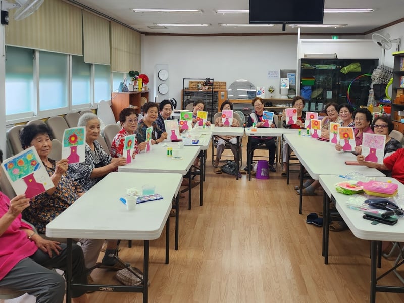 시니어사관학교 2기 제5차 미술활동, 꽃처럼 피어난 어르신들의 감동 이야기
