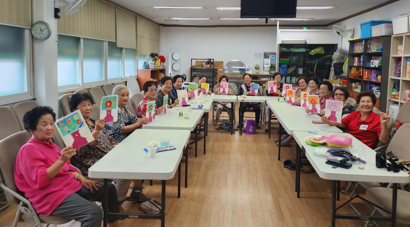 시니어사관학교 2기 제5차 미술활동, 꽃처럼 피어난 어르신들의 감동 이야기