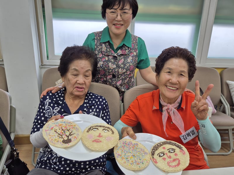 시니어사관학교 2기 제3차 미술활동, 뻥튀기와 초코펜으로 만난 회상