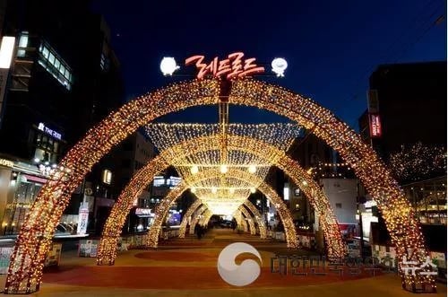 서울시 마포구, BTS 이후 별빛 터널과 문화로 레드로드 빛낸다.