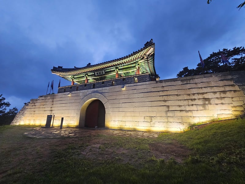 김포 문수산성, 빛을 품은 야간 명소로…경관조명 설치 완료