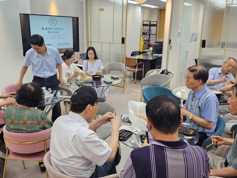 K-플랫폼 기자단 2기 첫 교육 진행 중 33떢볶이 시식도 함께