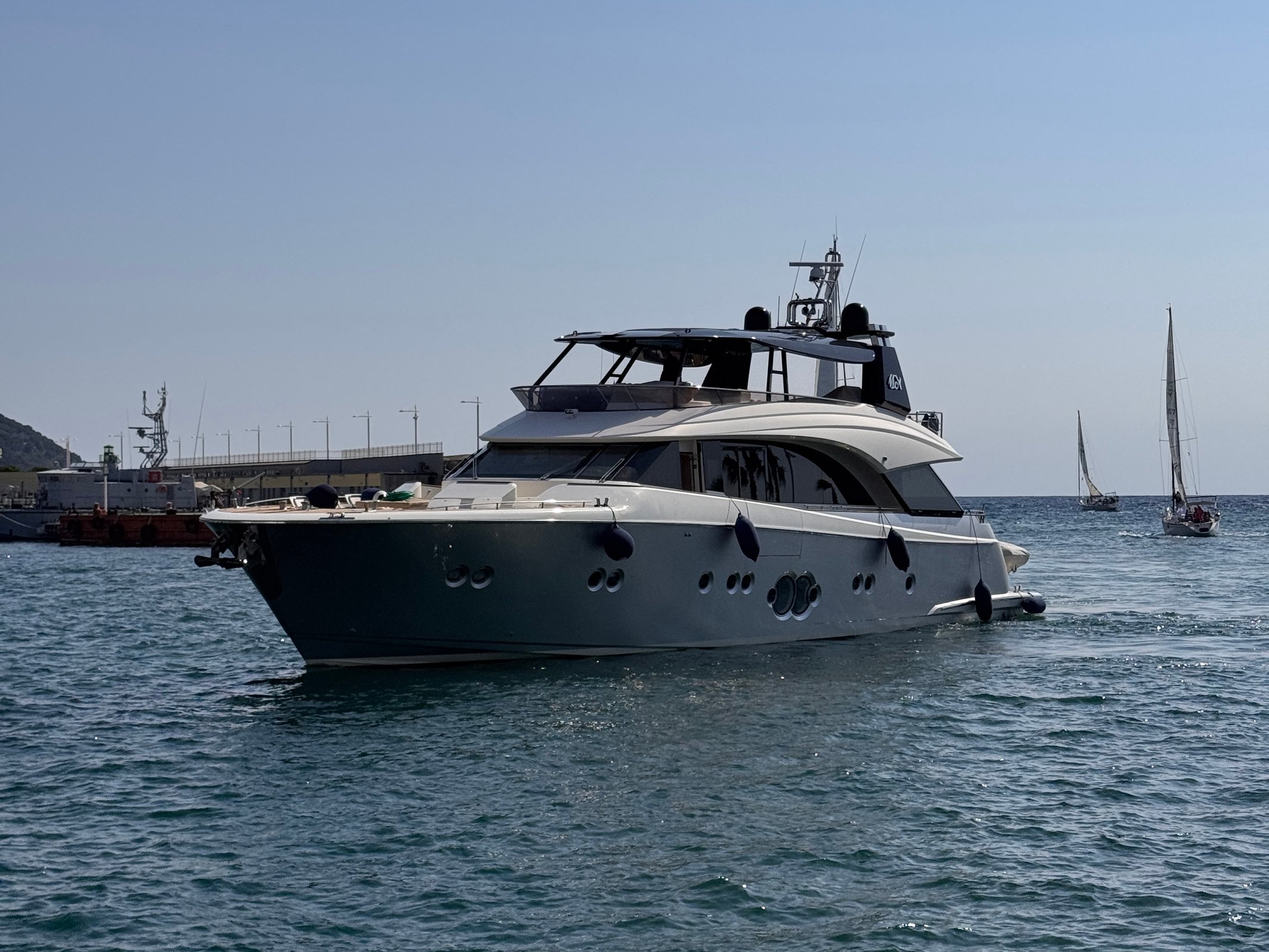 M/Y Giorgio Monte Carlo Yachts MCY 86 im Porto di Imperia an der Italienischen Riviera