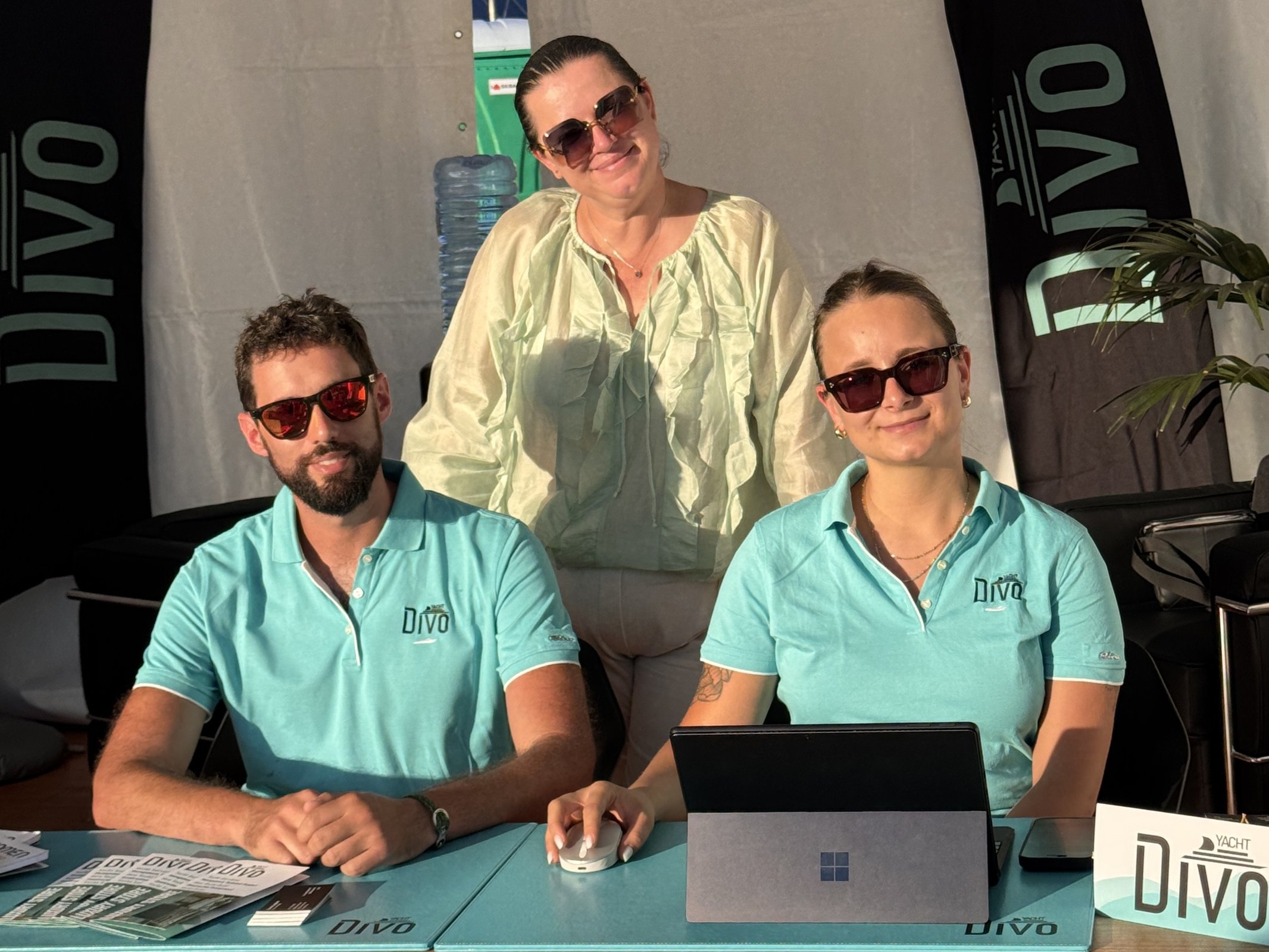 El equipo de Divo Yacht en el stand de la empresa durante un salón náutico en la Costa Azul