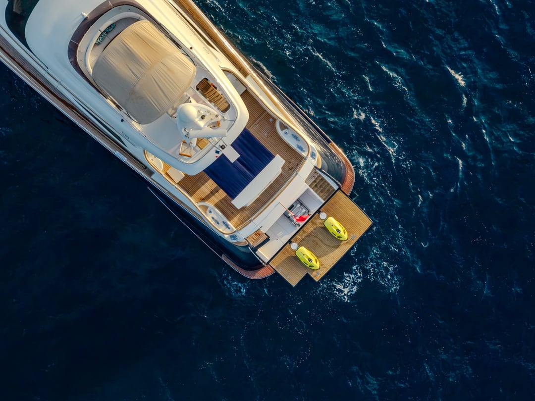 Su oyuncakları çıkarılmış halde M/Y Contango'nun flybridge'ine, kıç güvertesine ve yüzme platformuna havadan bakış