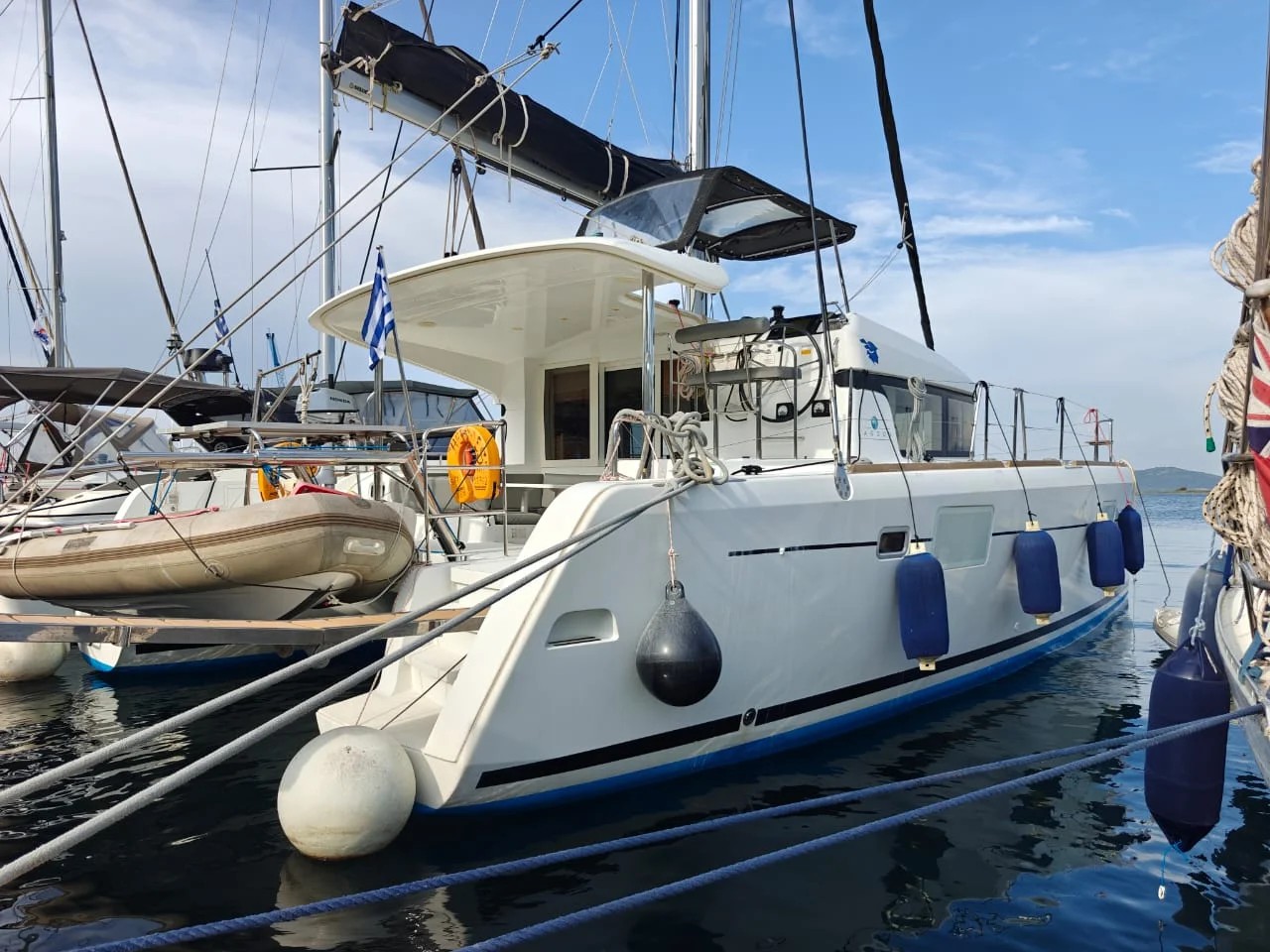 Catamarano a vela Lagoon 39 in vendita, vista di prua di dritta al suo ormeggio in Grecia