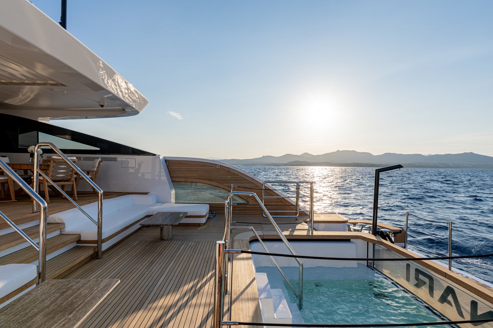 M/Y Inari - пляжний клуб Oasis Deck та басейн на рівні моря на заході сонця