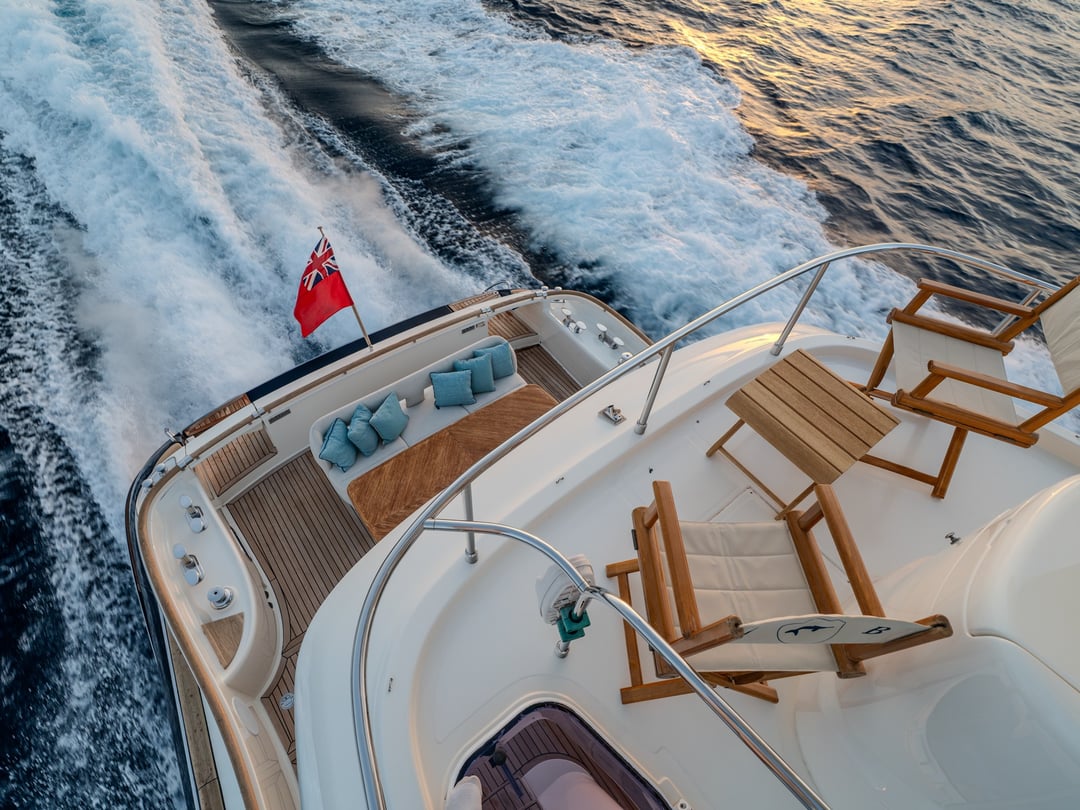 Gün batımında seyir halindeki M/Y Contango, flybridge'in üzerinden görünüm