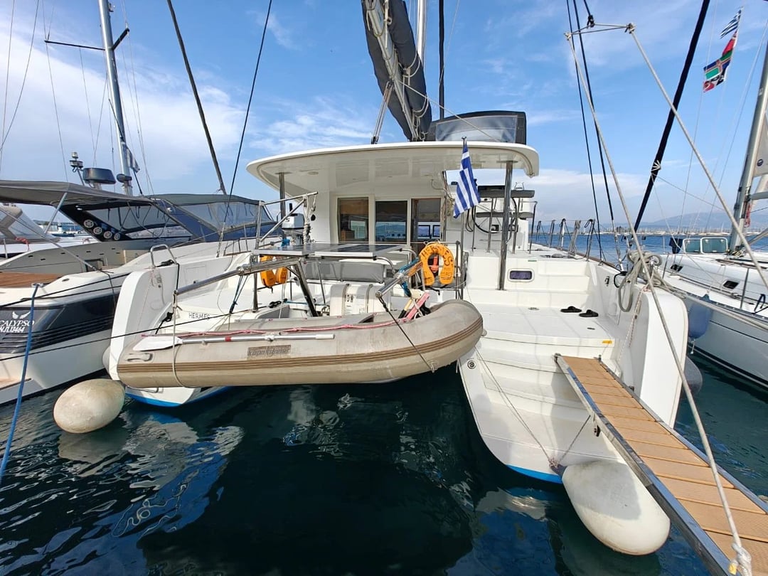 Vista di quarta poppiera del Lagoon 39 con il tender sollevato sulle gru
