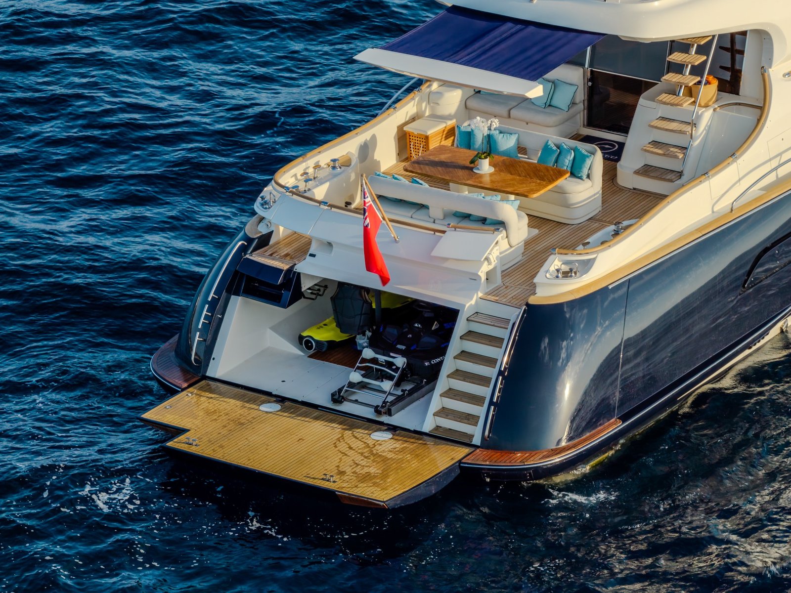 Die geöffnete Heckgarage der M/Y Contango mit einem Jetski auf dem Rollen-Slipsystem über der abgesenkten Teak-Badeplattform