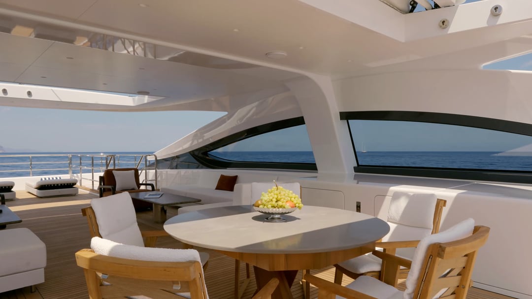 M/Y Inari'de açık deniz manzaralı yuvarlak flybridge yemek masası