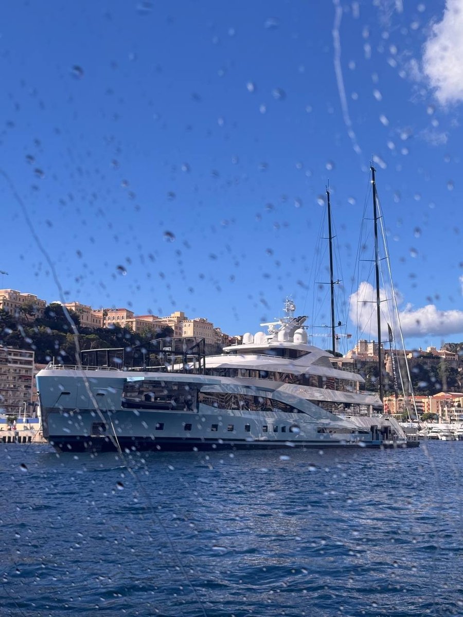 Superyacht ormeggiato a Port Hercule con la Rocca di Monaco e il Palazzo del Principe sullo sfondo