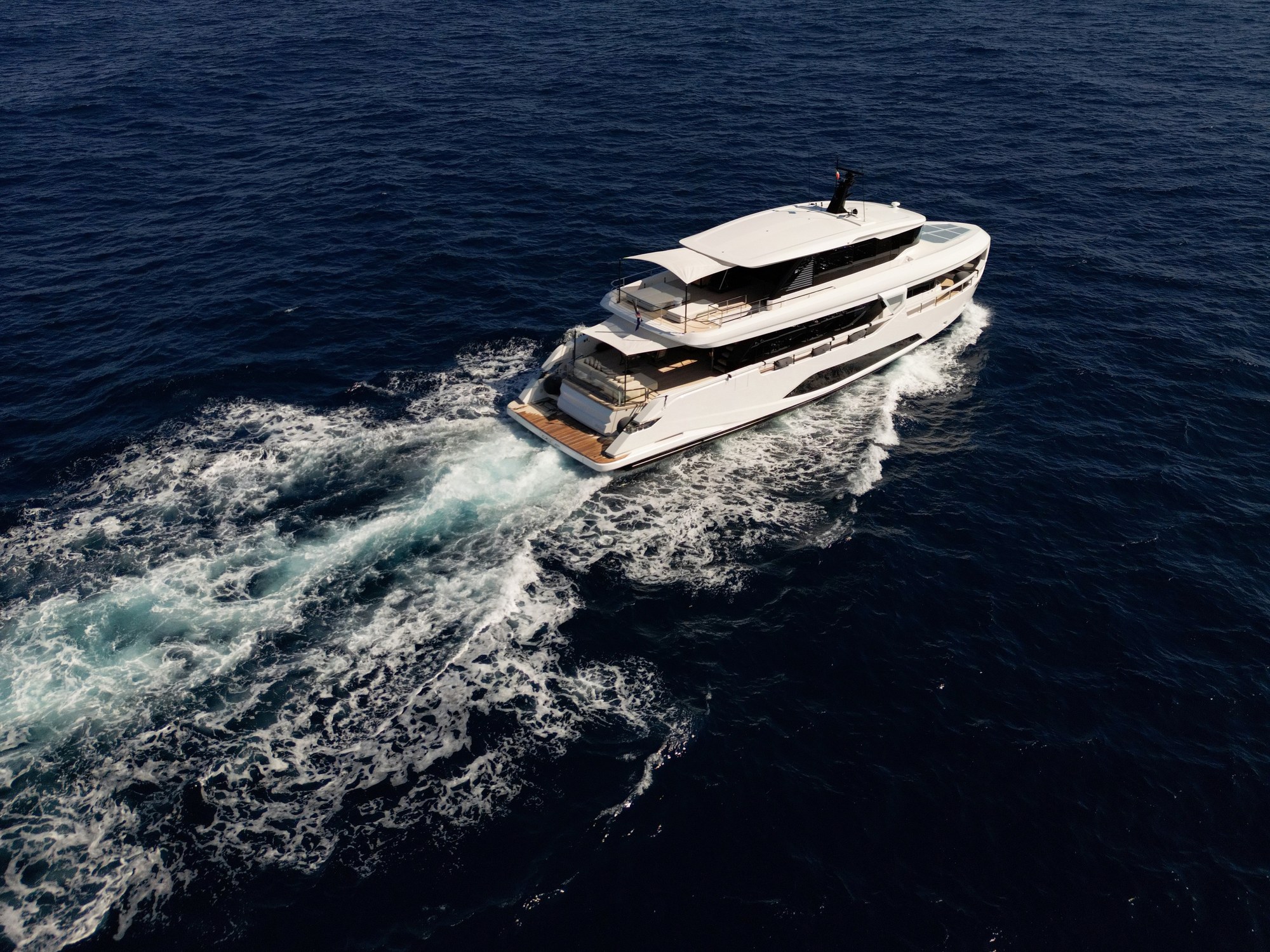 Vista aerea del Ferretti Infynito 90 scafo 06 che naviga in mare aperto, lasciando dietro di sé una scia bianca