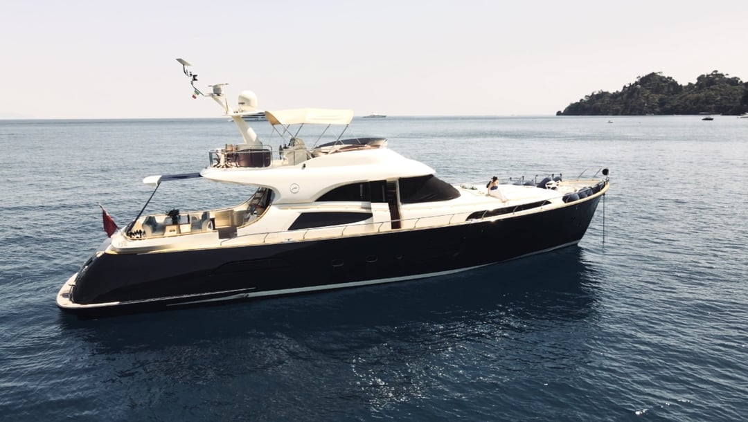 Port profile of M/Y Contango, navy hull and gold cove line
