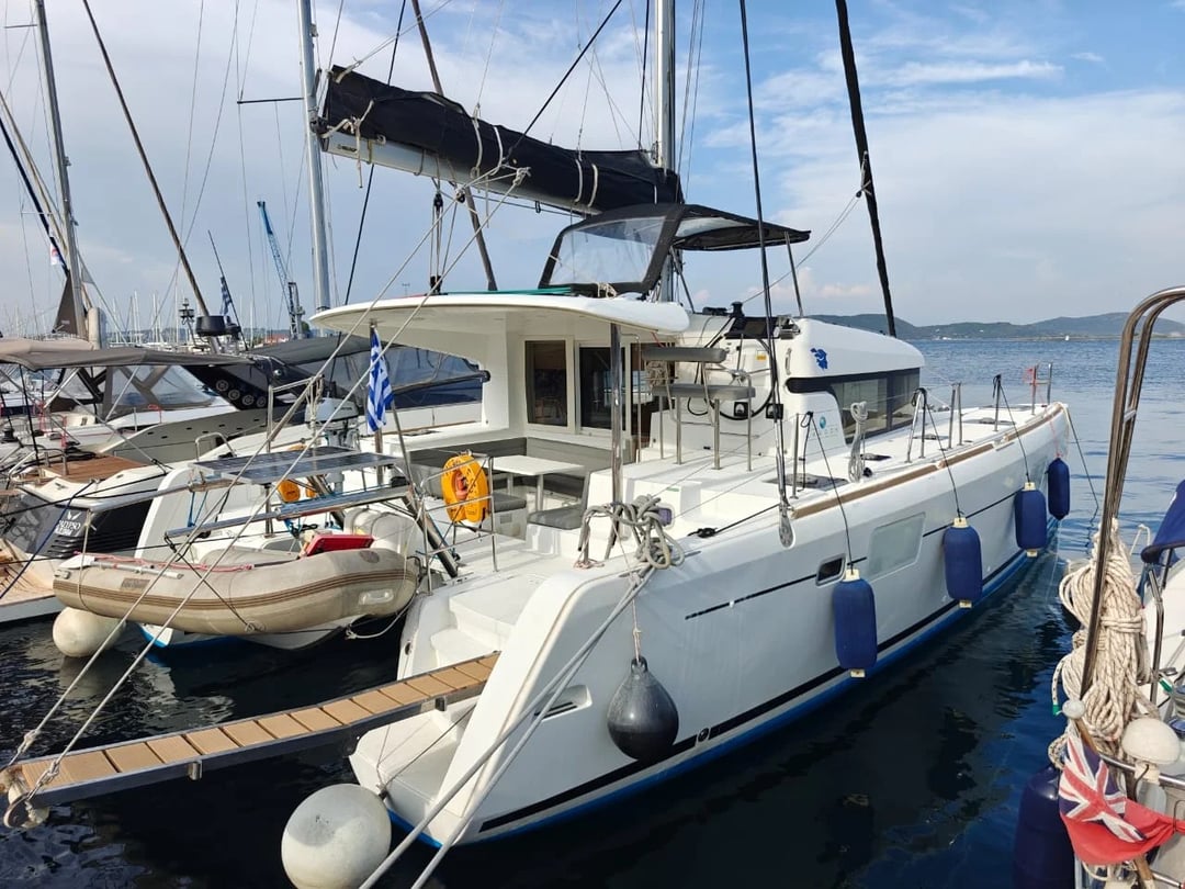 Catamarano Lagoon 39 visto dal pontile, prua di sinistra e passerella di imbarco