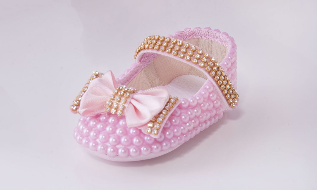 Sapatinho De Bebê Com Pérola e Strass Rosa Tamanho 15 — vista alternativa