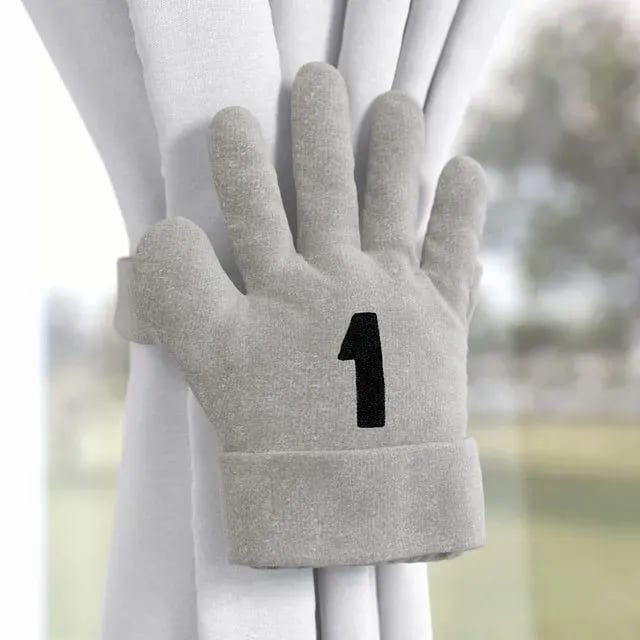 Prendedor de Cortina Luvas de Futebol Cinza