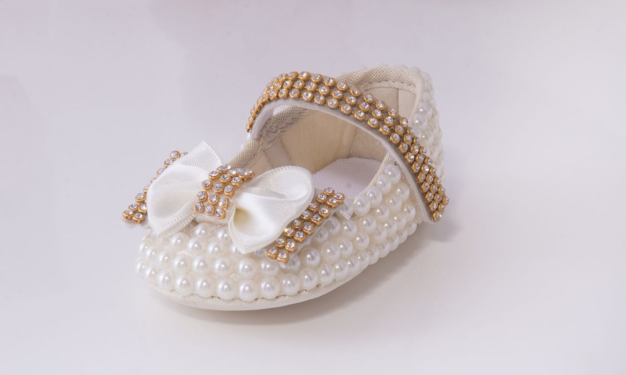 Sapatinho De Bebê Com Pérola e Strass Dourado Tamanho 16 — vista alternativa