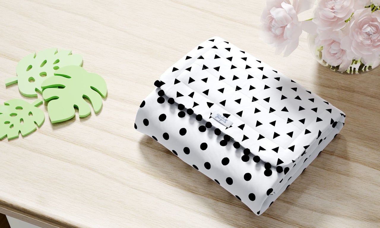 Trocador de Fraldas Portátil Triângulo Poá Branco e Preto 85x40cm — vista alternativa