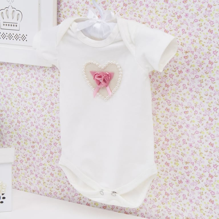 Body Manga Curta Coração com Flor e Pérolas Palha 3 a 6 Meses