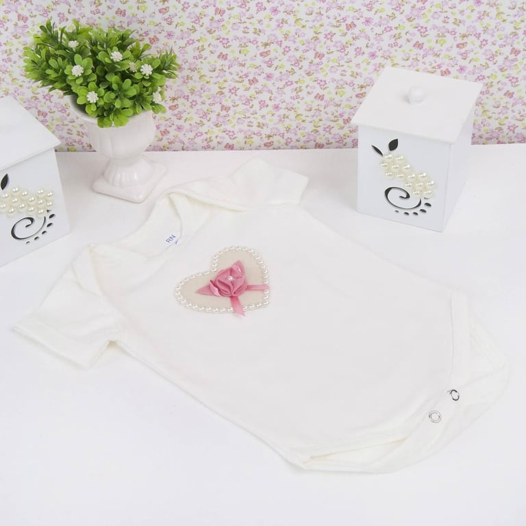 Body Manga Curta Coração com Flor e Pérolas Palha 3 a 6 Meses — vista alternativa