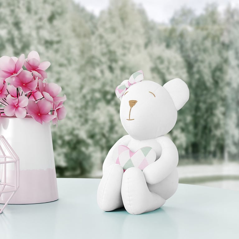 Ursinha Branca com Coração Estampa Geométrica Rosa 42cm