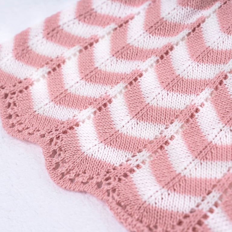 Vestido Tricot Plissado Chevron com Pérolas Rosa e Rosé