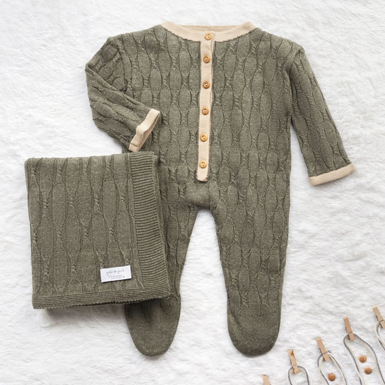 Saída Maternidade Tricot Macacão Trança Aram Verde Musgo 02 Peças