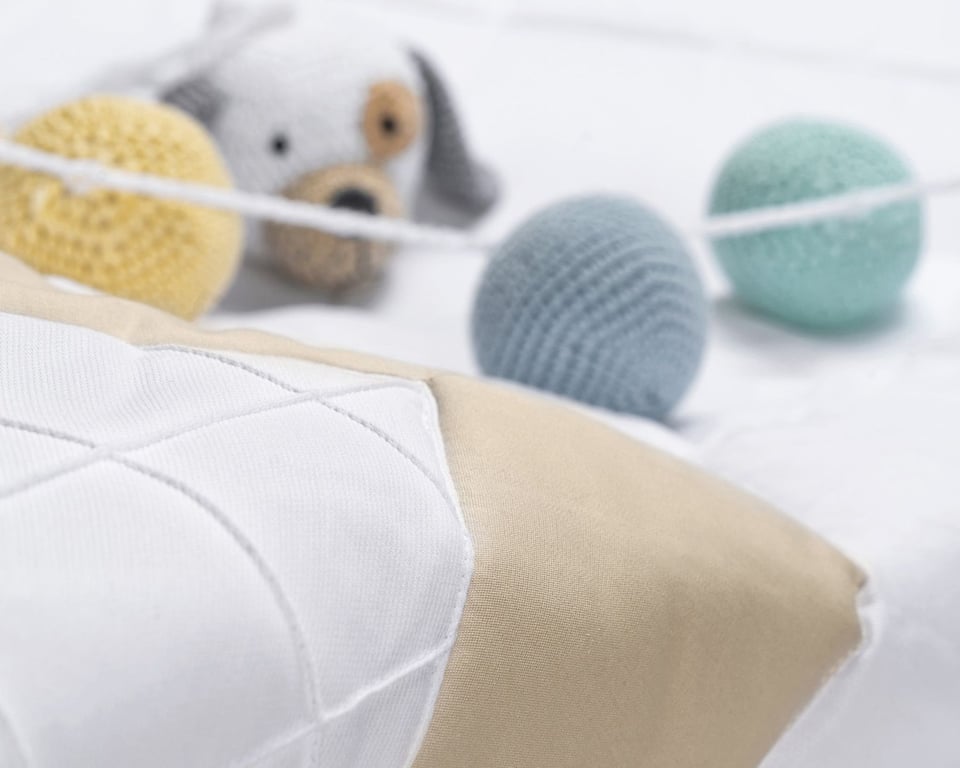 Edredom Berço Matelassê Branco e Bege — vista alternativa