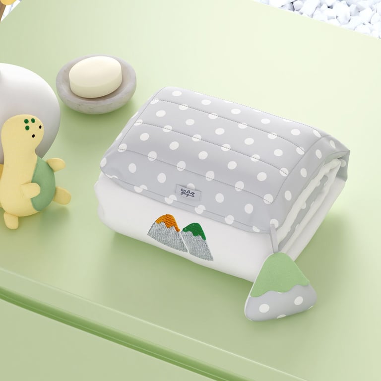 Trocador de Fraldas Portátil com Bolsos Montanhas Cinza Poá 85x40cm