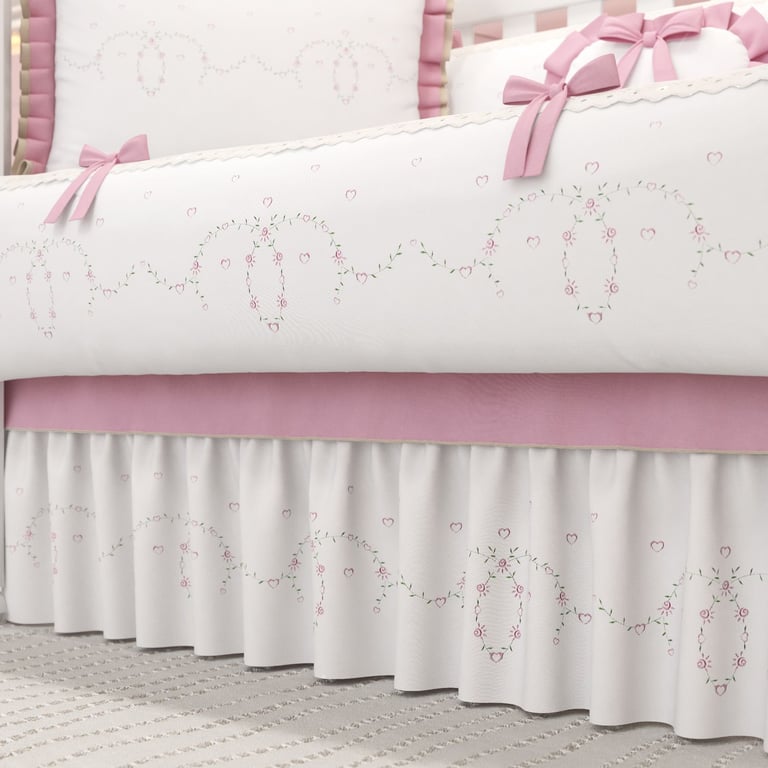 Saia de Berço Bordada Flores e Corações Alice