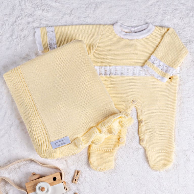 Saída Maternidade Tricot Macacão com Pérolas Amarelo Camomila 02 Peças