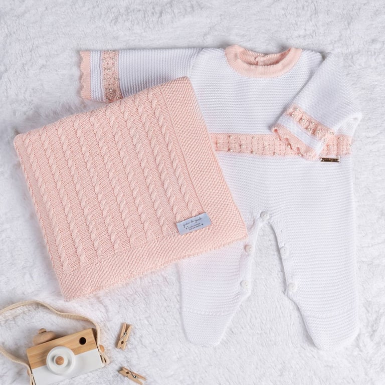 Saída Maternidade Tricot Macacão com Pérolas Branco e Rosa 02 Peças