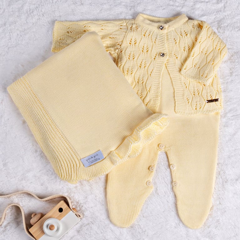 Saída Maternidade Casaquinho Vazado Amarelo Camomila 03 Peças