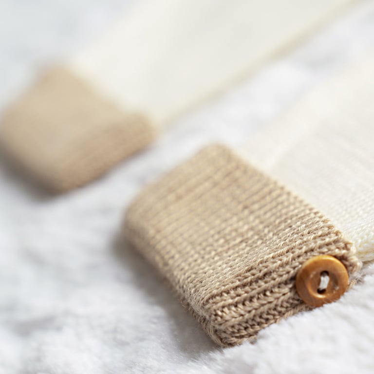 Calça Bebê Saruel Tricot com Bolsinho Bege e Off White — vista alternativa