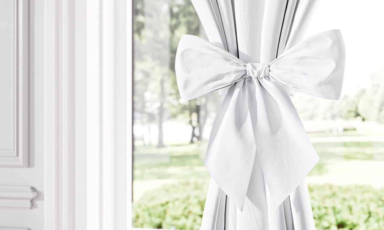 Cortina Clássica com Laços Rosa e Branco