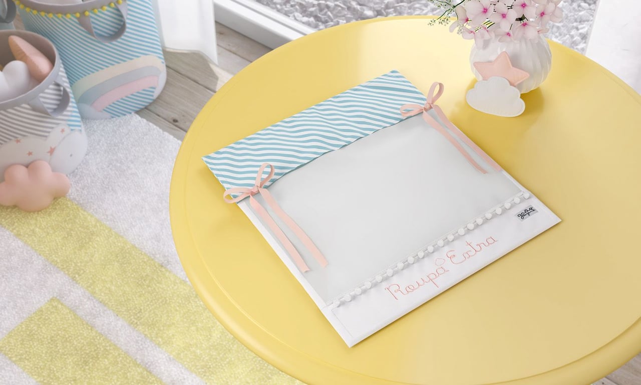 Saquinho Maternidade para Roupinhas Listrado Azul com Laço Salmão Roupa Extra