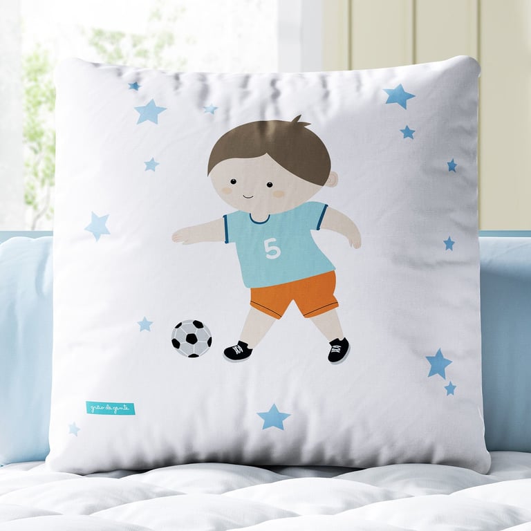 Almofada Quadrada Menino Jogador de Futebol 30cm