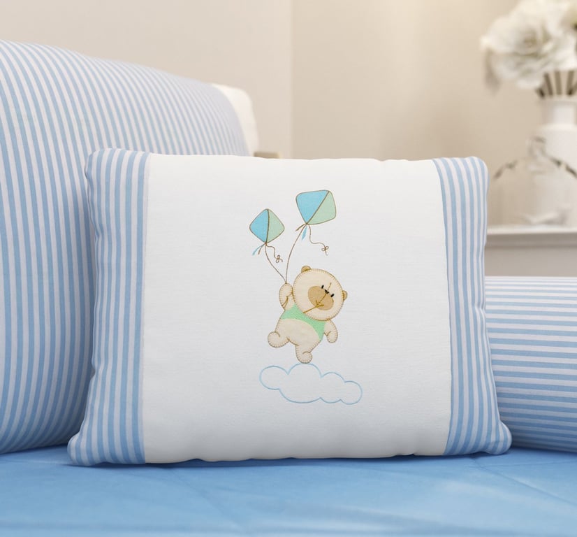 Almofada Bordada Nino e a Pipa 43cm