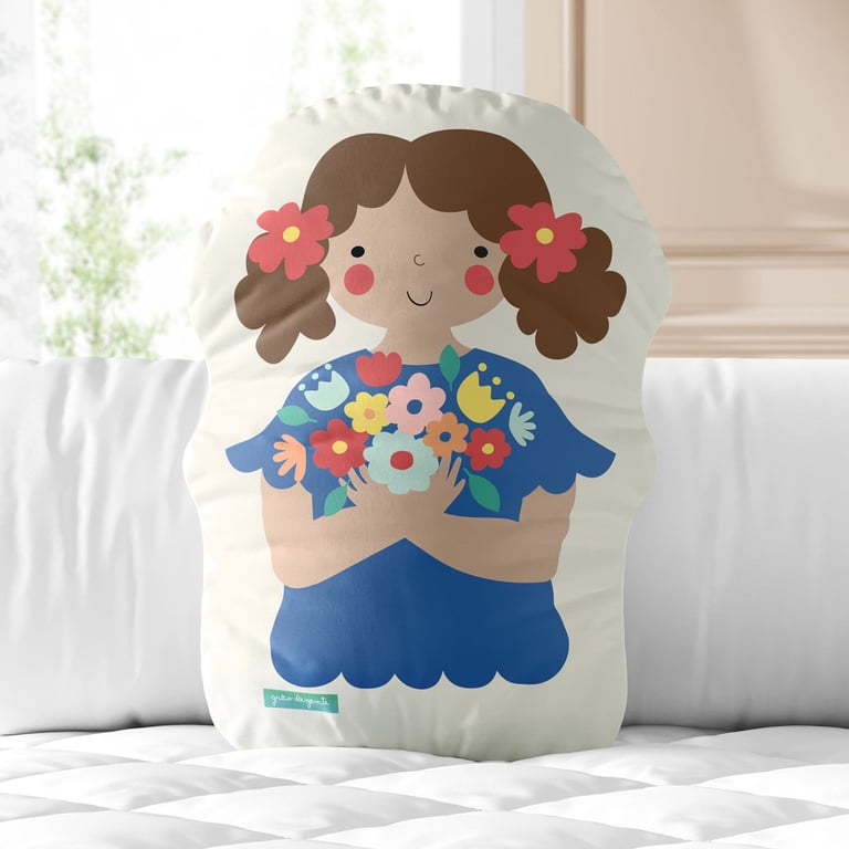 Almofada Menina Flor Margarida com Buquê 33cm