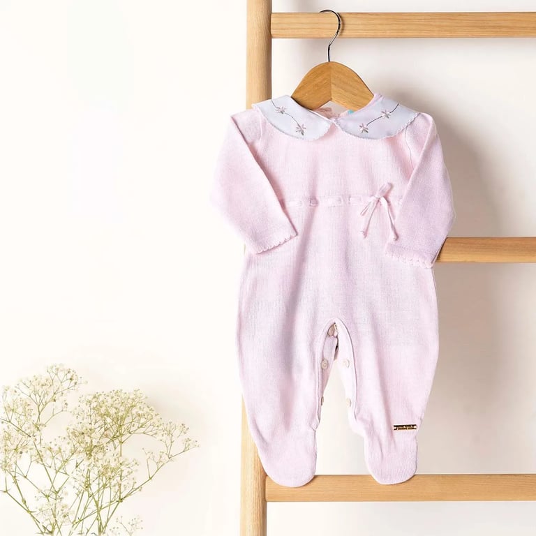 Macacão Tricot Rosa Com Gola