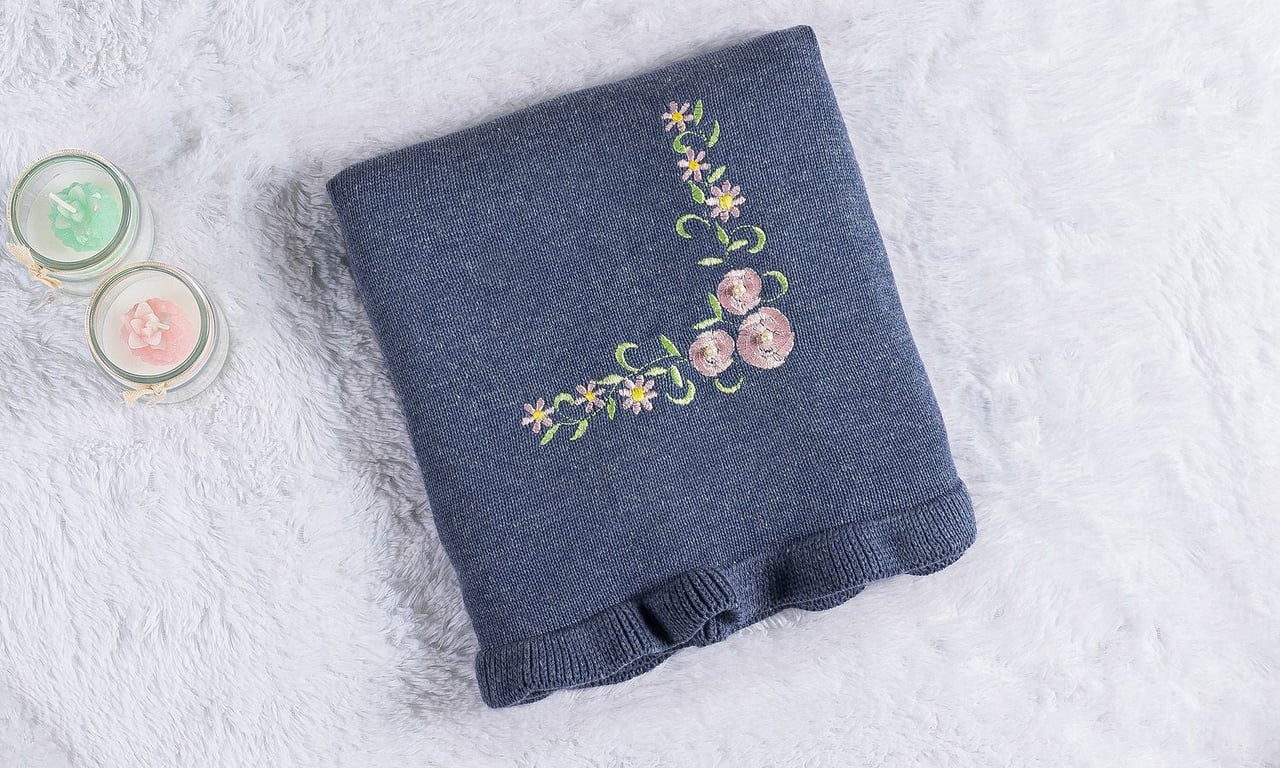 Manta Bebê Tricot Bordada Babado Azul 80cm