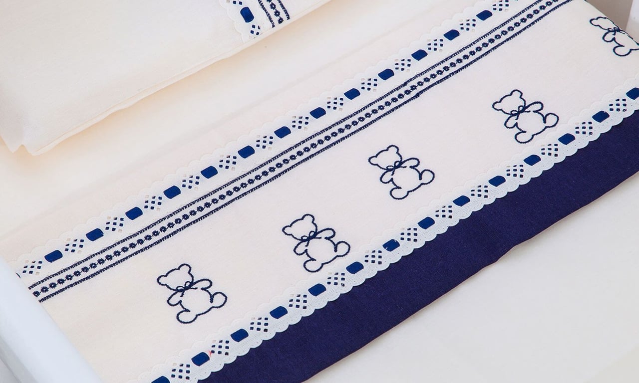 Jogo de Lençol Berço Bordado Ursinho Azul Marinho 3 Peças — vista alternativa